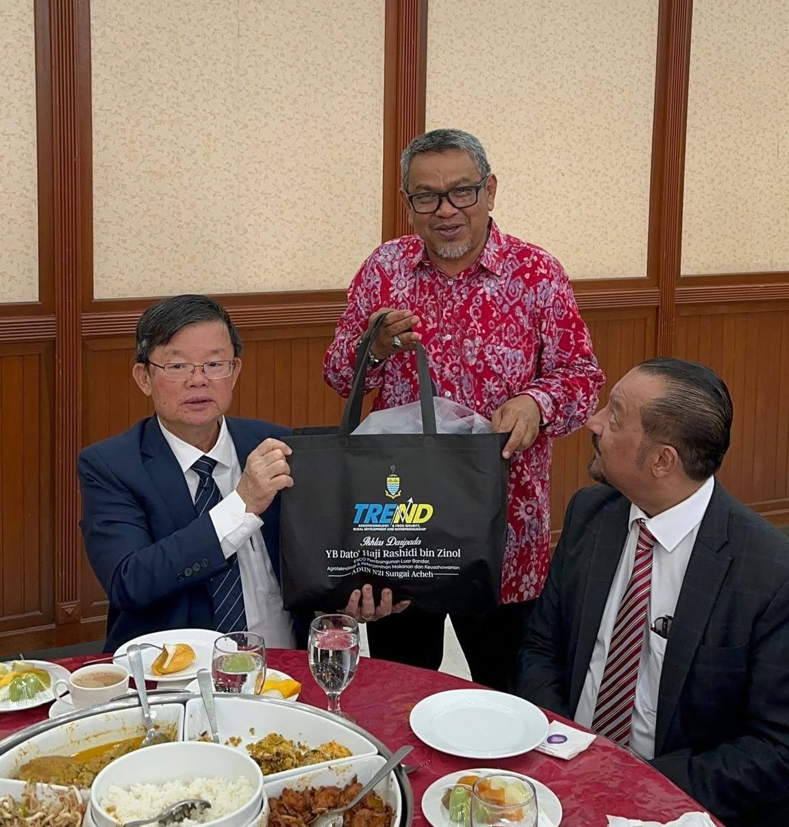SUMBANGAN BUAH NANAS MD2 & PREMIUM PINEAPPLE MOONCAKE