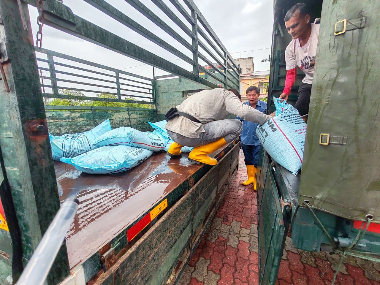 PENERIMAAN BANTUAN INPUT PERTANIAN KEPADA PESERTA PROJEK JANAAN EKONOMI DALAM RANTAIAN INDUSTRI NANAS