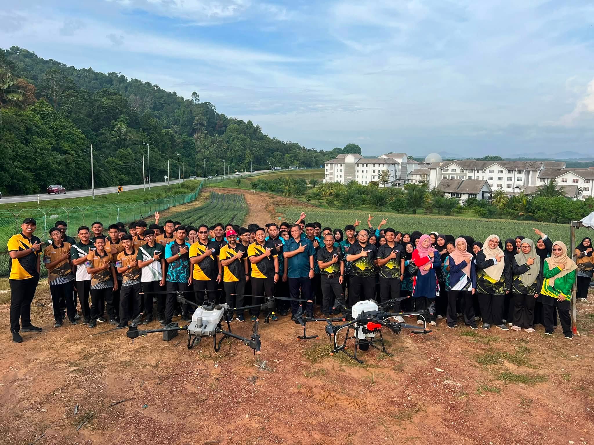 SESI TAKLIMAT & TEKNIKAL DRON PERTANIAN UNTUK TANAMAN NANAS SERTA TEKNOLOGI BAJA SEMBURAN